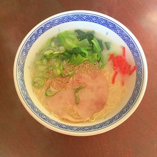 小松菜と大判ハムのマルちゃん正麺とんこつ。